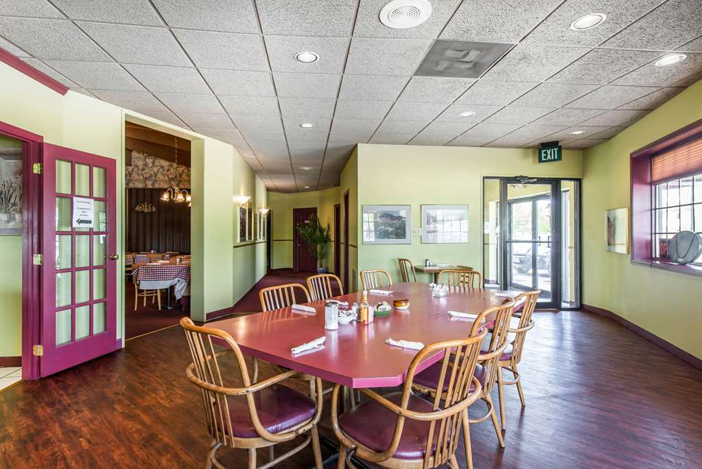 Travelodge By Wyndham Stratton Restoran gambar